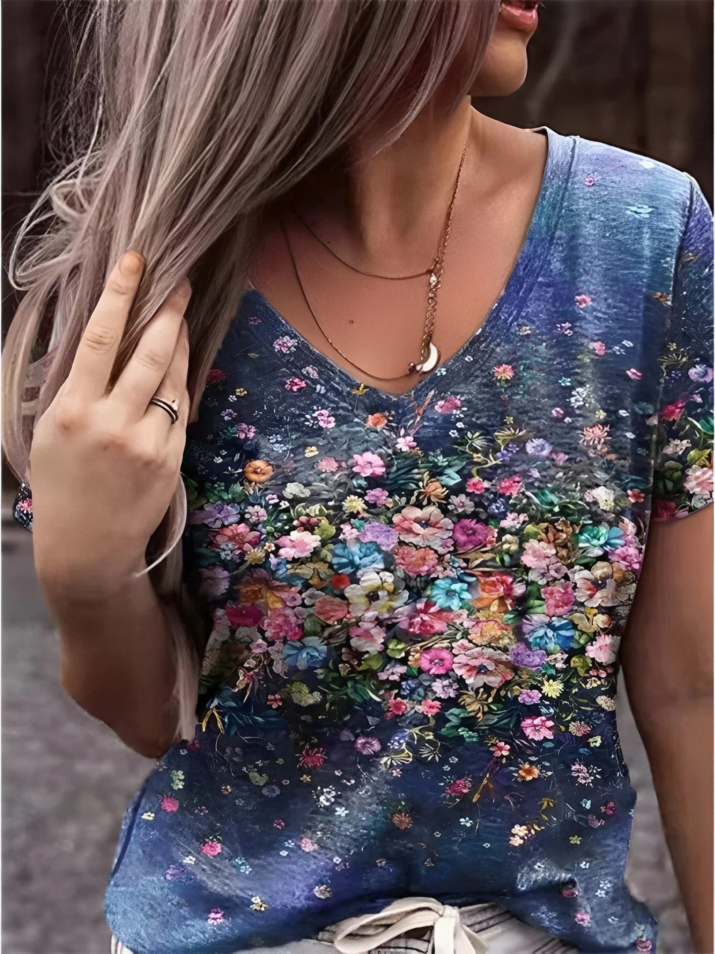 Amelia / Camiseta floral con cuello en V